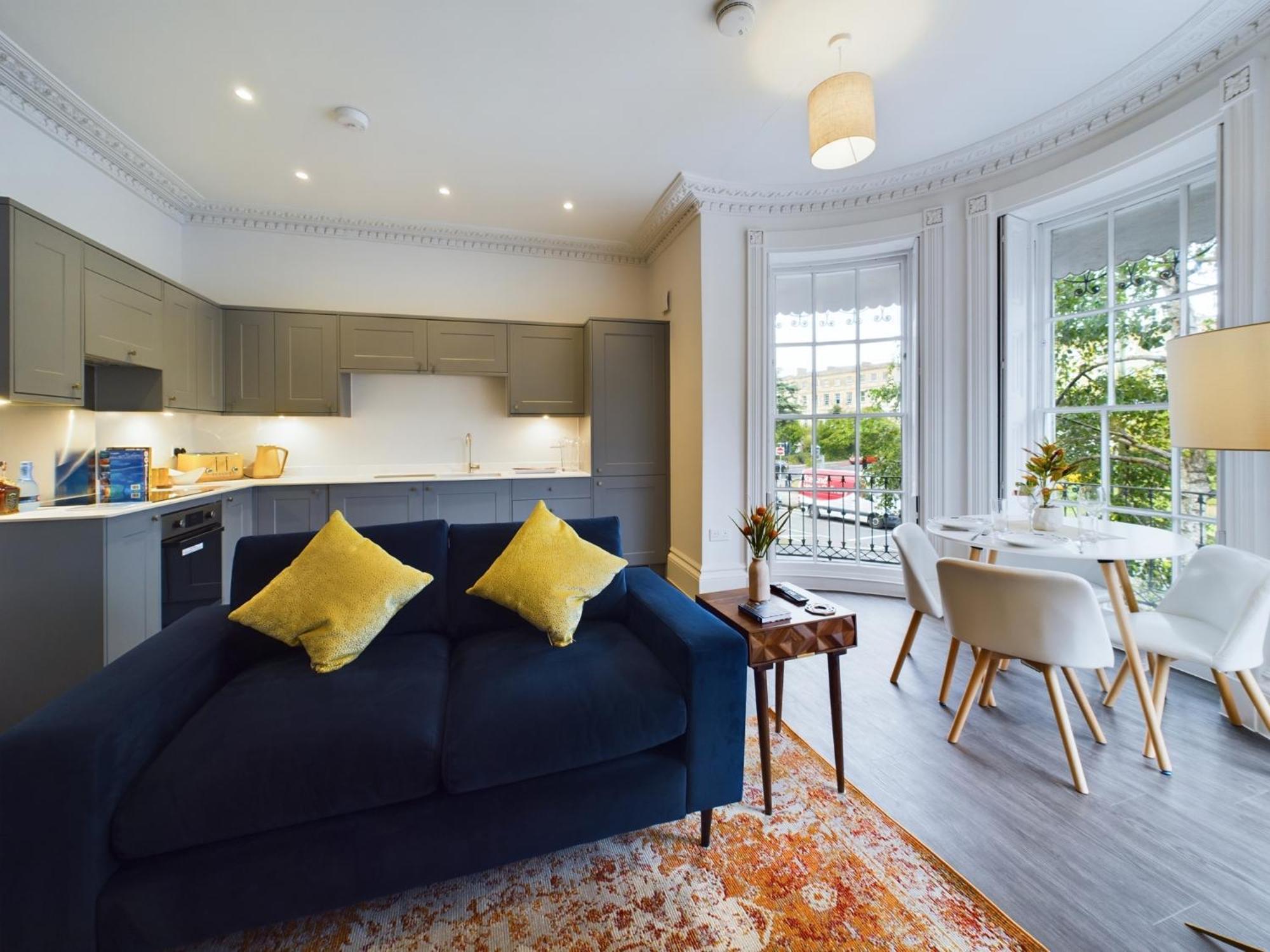 Belle Vue Regency King Size W Free Parking Apartment Cheltenham Exterior photo